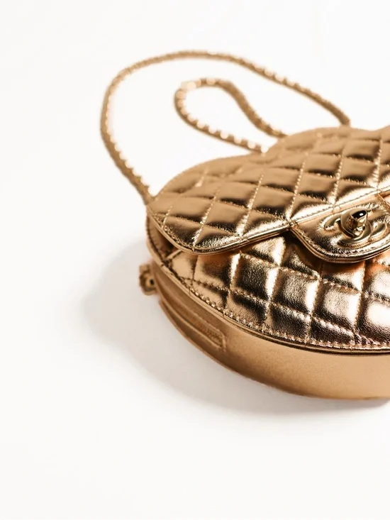 Chanel CC in Love Heart Bag Metallic Golden Quilted Lambskin - Picture 4 of 9